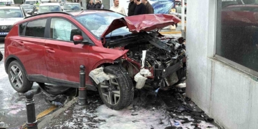 kagithanede-3-aracin-karistigi-zincirleme-trafik-kazasinda-2-kisi-yaralandi-DqCfDlSc.jpg
