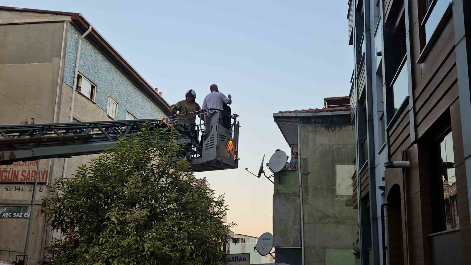 Kağıthane’de 5 katlı binada çıkan yangında 7 kişi kurtarıldı 5 kagithanede 5 katli binada cikan yanginda 7 kisi kurtarildi 1 B7C3EIF8