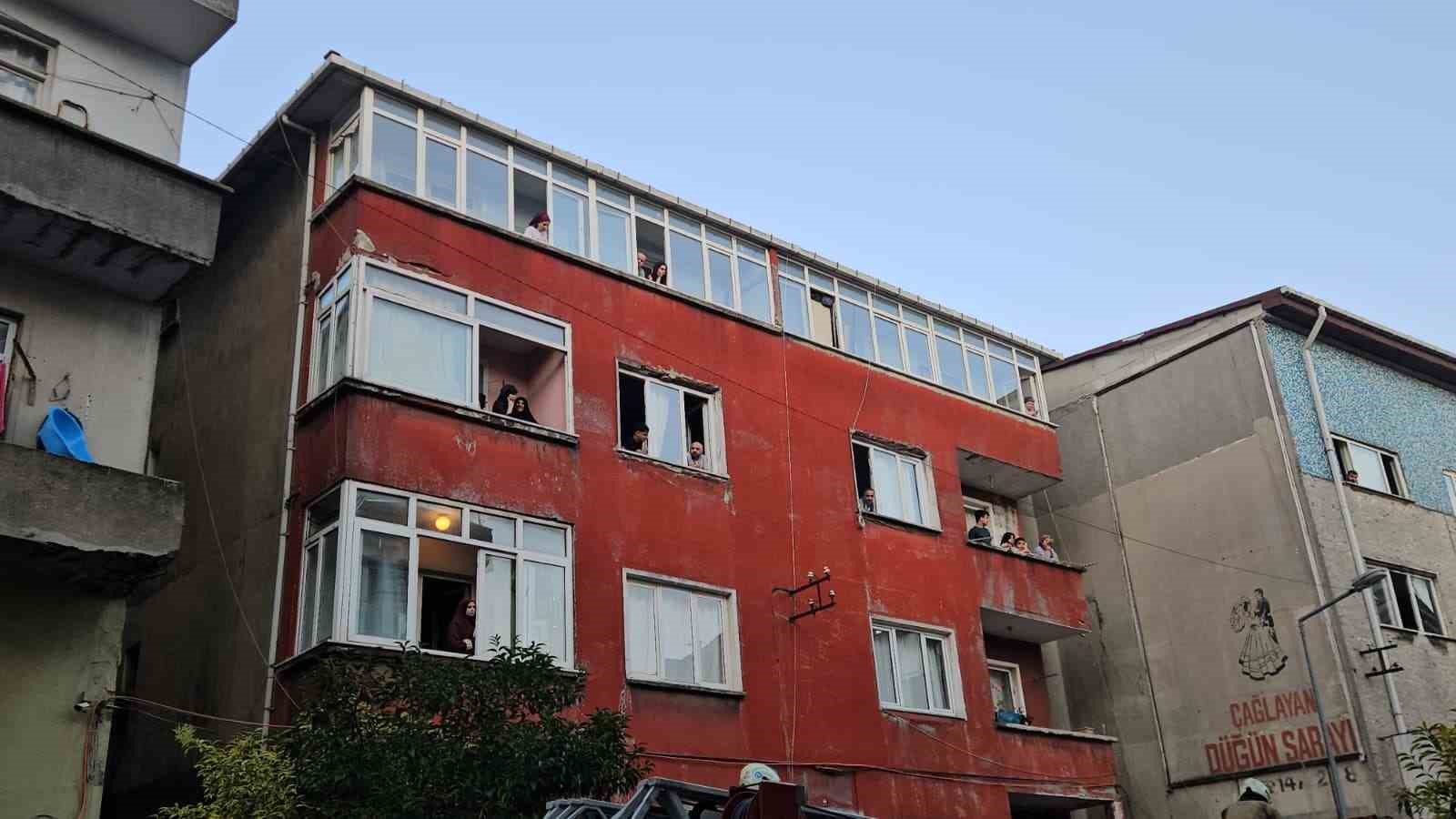 Kağıthane’de 5 katlı binada çıkan yangında 7 kişi kurtarıldı 6 kagithanede 5 katli binada cikan yanginda 7 kisi kurtarildi 2 PHyX5wZj