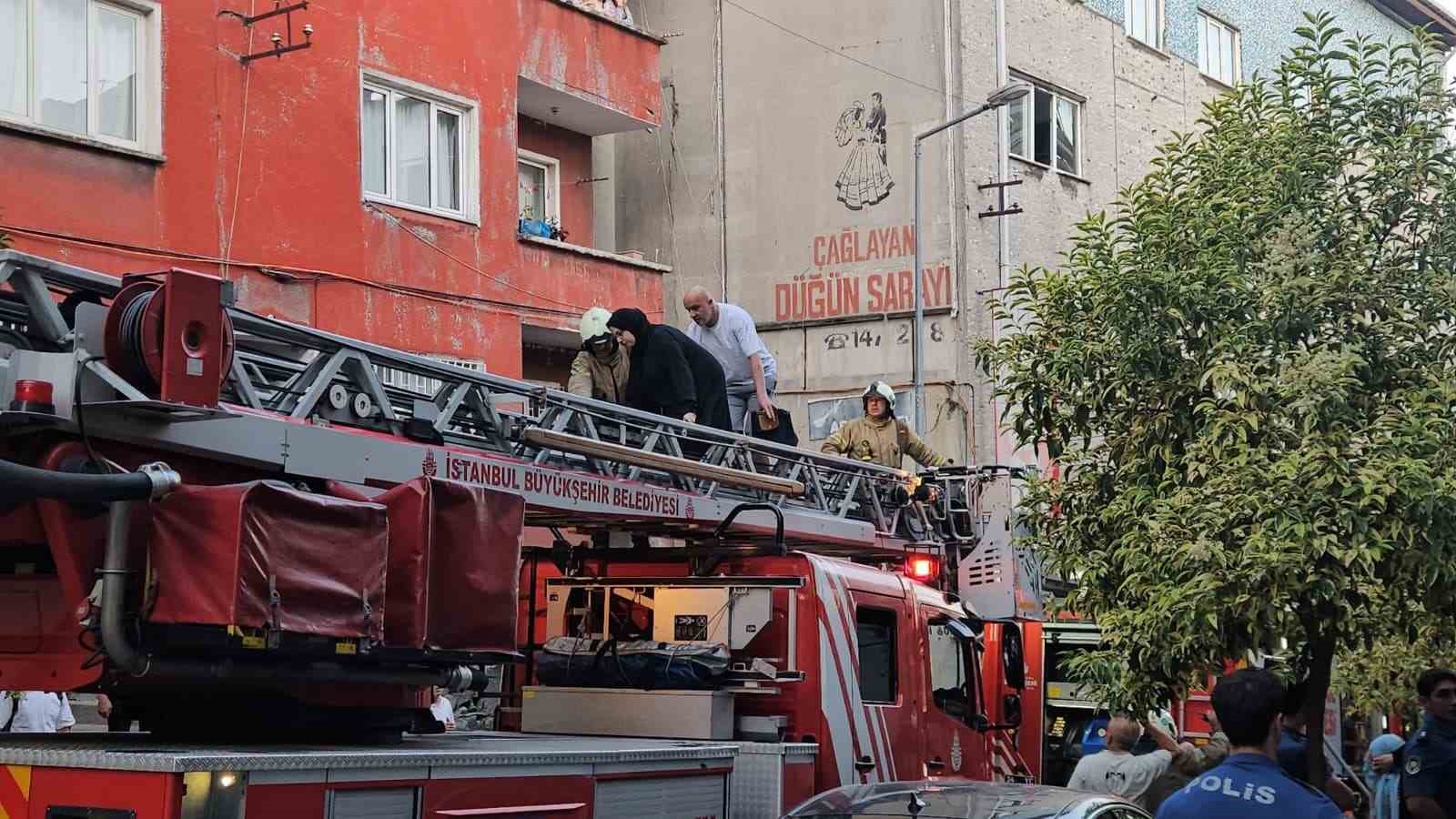 Kağıthane’de 5 katlı binada çıkan yangında 7 kişi kurtarıldı 7 kagithanede 5 katli binada cikan yanginda 7 kisi kurtarildi 3 zjedYlyf
