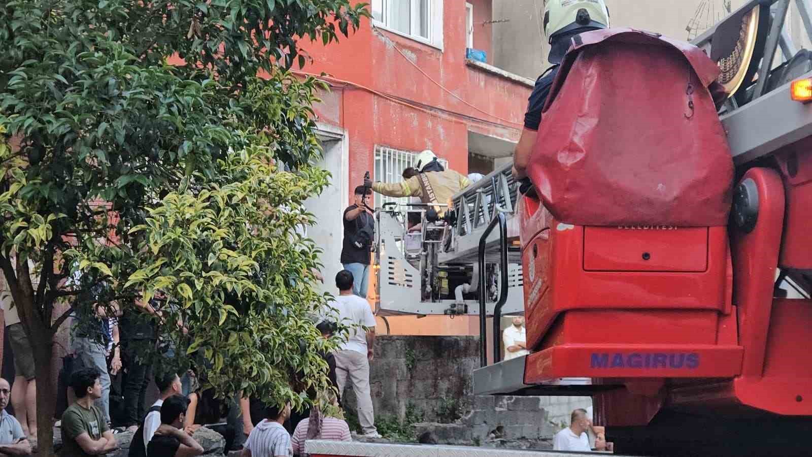 Kağıthane’de 5 katlı binada çıkan yangında 7 kişi kurtarıldı 8 kagithanede 5 katli binada cikan yanginda 7 kisi kurtarildi 4 iDrsJtq2