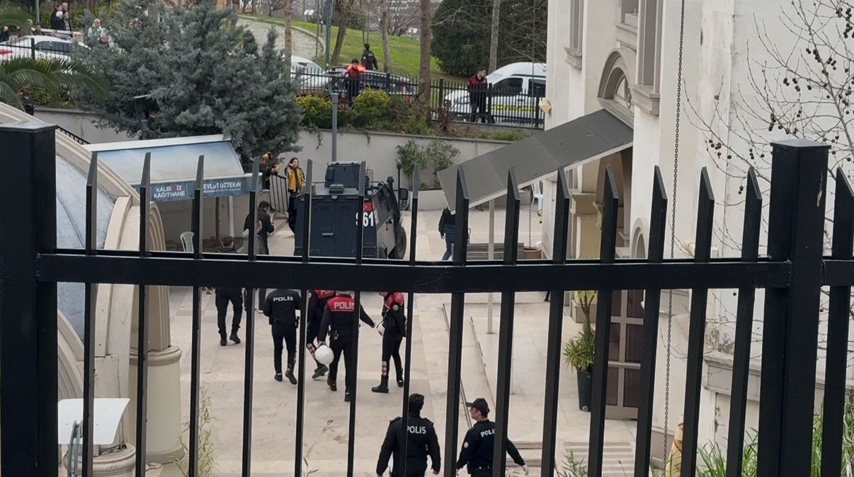 kagithanede agabey annesinin cenazesinde kardesini silahla vurarak oldurdu 1
