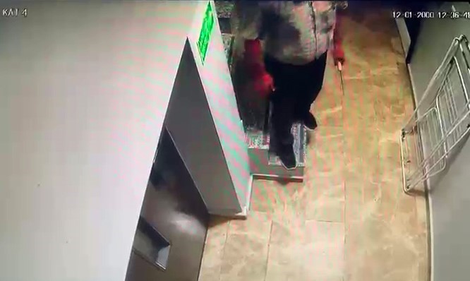 kagithanede aldattigini one surdugu esi ve sevgilisini otelde basarak yaraladi o anlar kamerada 1 ZiHKiP3n