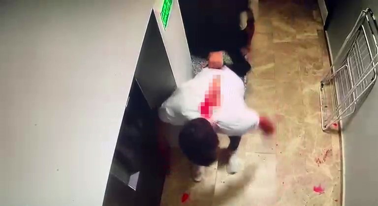 kagithanede aldattigini one surdugu esi ve sevgilisini otelde basarak yaraladi o anlar kamerada 2 2QdM2I3A