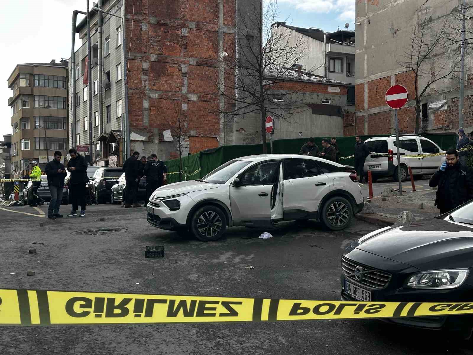 Kağıthane’de araca yönelik silahlı saldırı: 1 ağır yaralı 4 kagithanede araca yonelik silahli saldiri 1 agir yarali 0 jHKg42RF