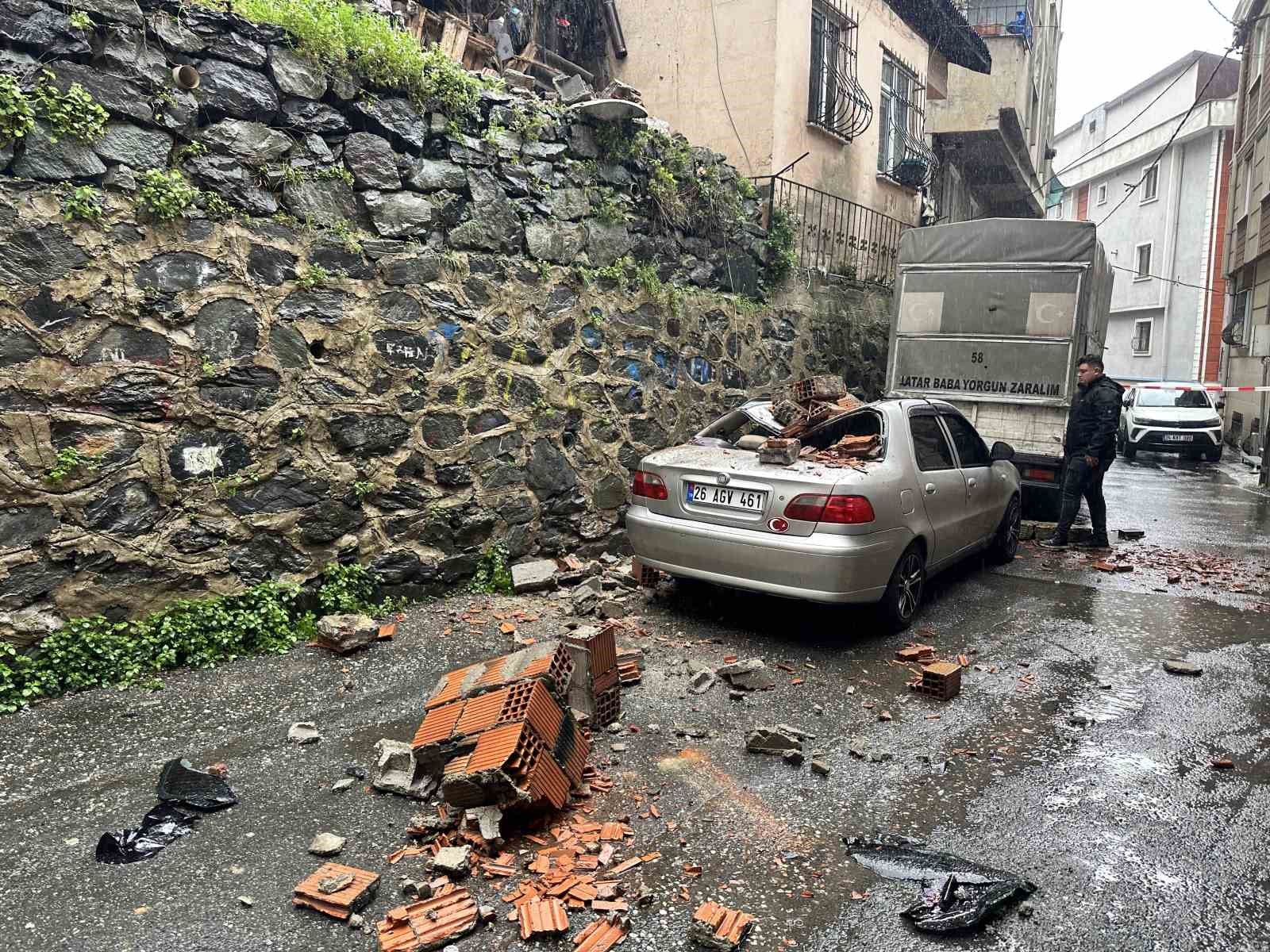 kagithanede bahce duvari aracin uzerine devrildi 1
