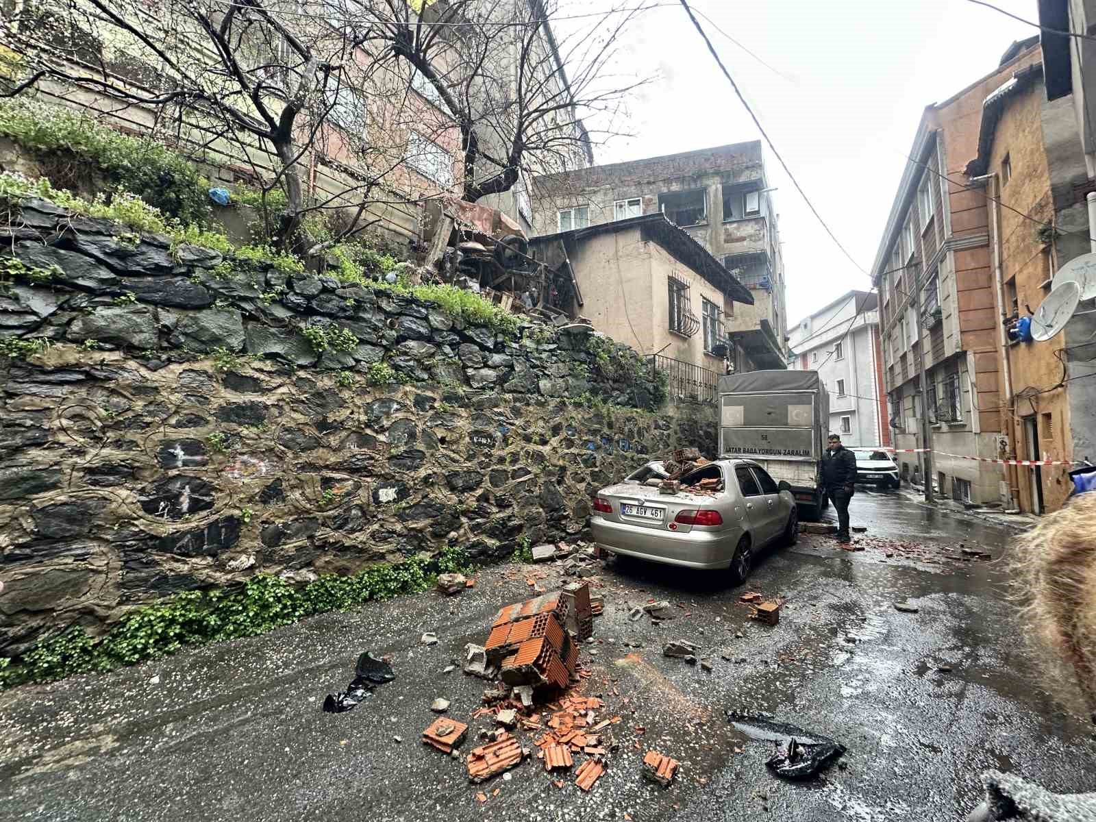 kagithanede bahce duvari aracin uzerine devrildi 2 9E53kXyO