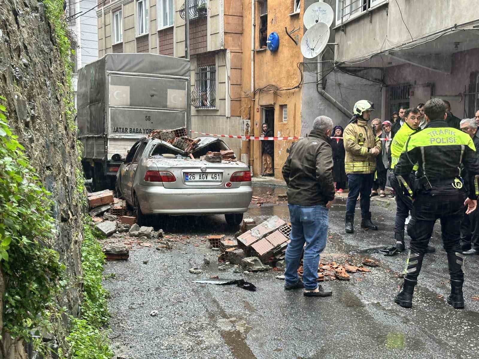 kagithanede bahce duvari aracin uzerine devrildi 3 kdpSn3Ec