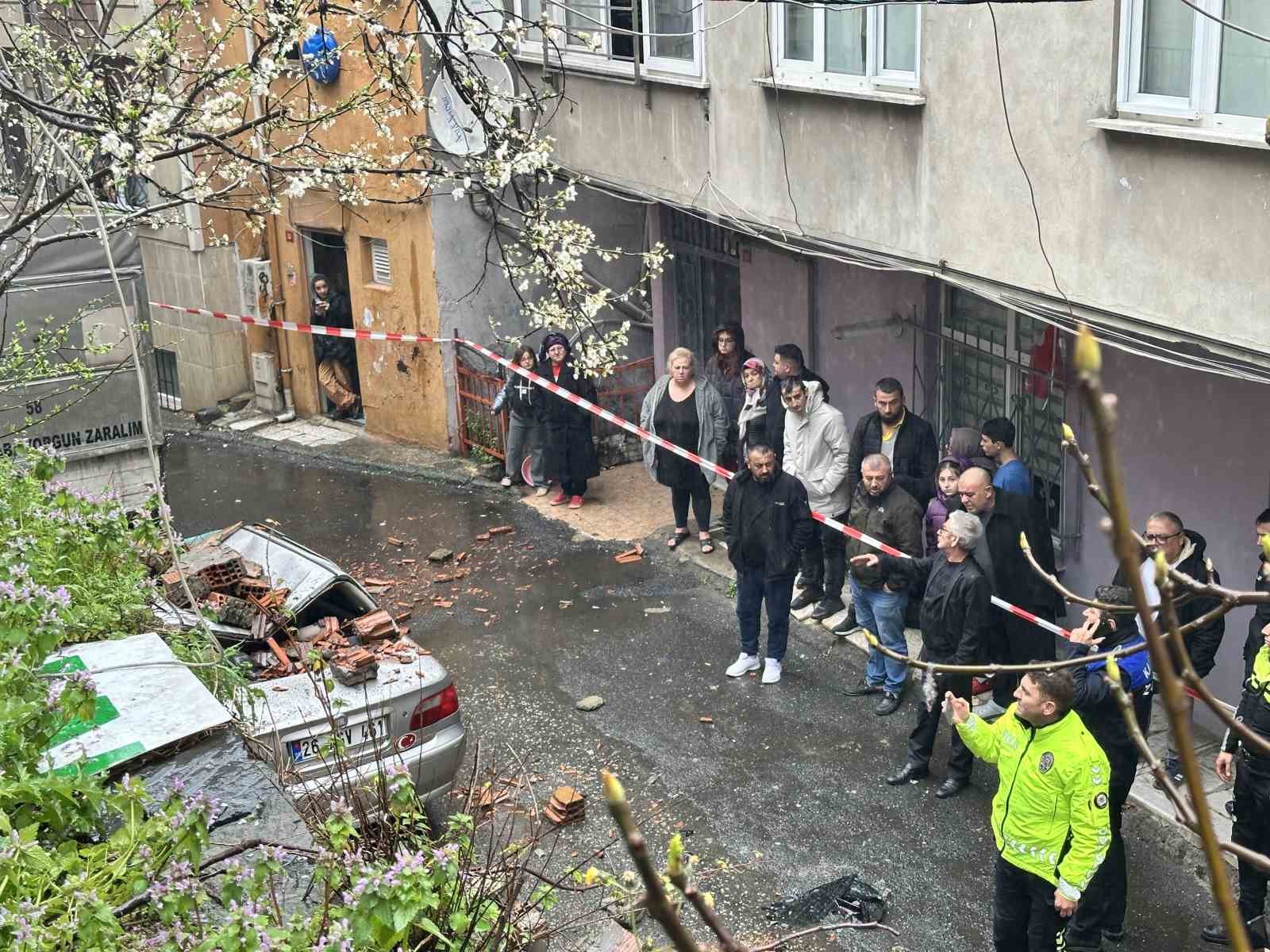 kagithanede bahce duvari aracin uzerine devrildi 4 f5AlWeZ5