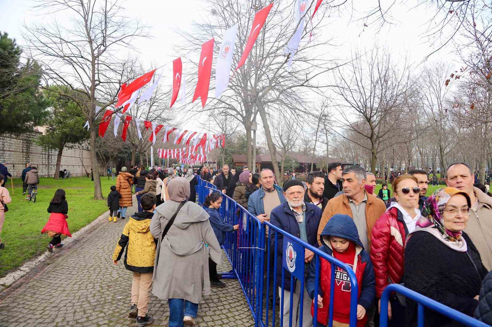 kagithanede balik ekmek soleni 25 bin kisiye 6 tona yakin balik ekmek helva ve