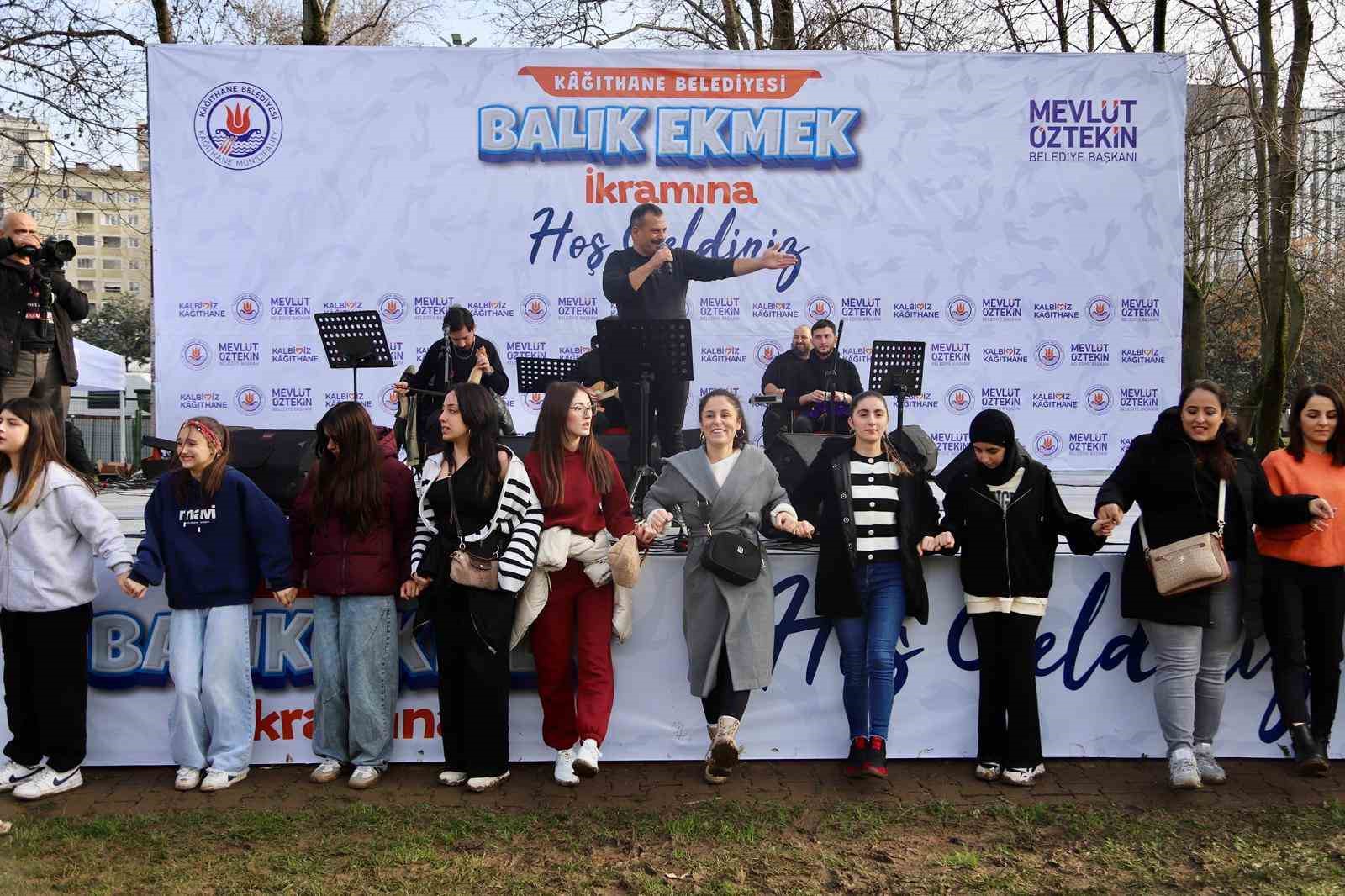kagithanede balik ekmek soleni 25 bin kisiye 6 tona yakin balik ekmek helva ve ZdMMncCu