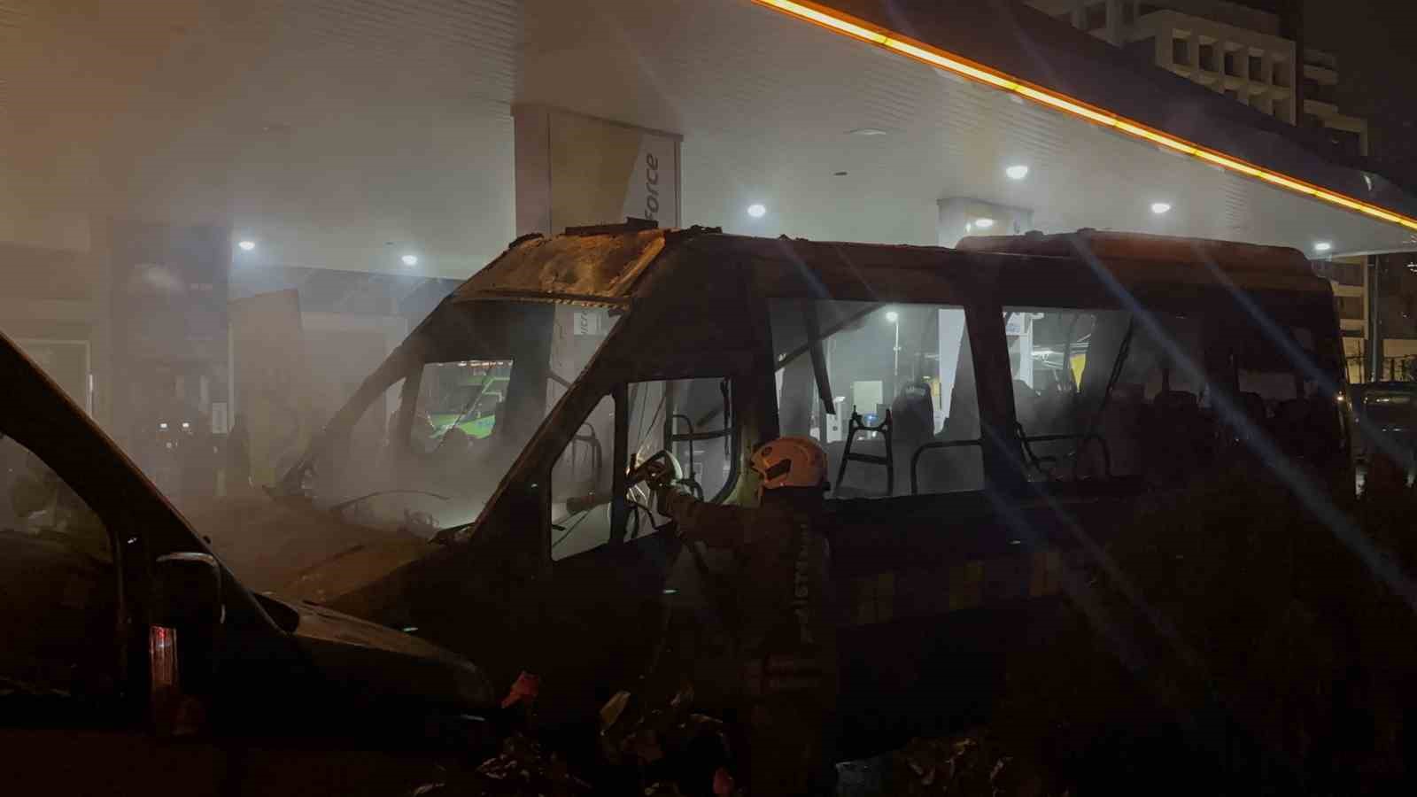 kagithanede benzin istasyonunda 2 minibus alev aldi 0