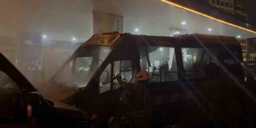 kagithanede-benzin-istasyonunda-2-minibus-alev-aldi-eyY2b5pU.jpg