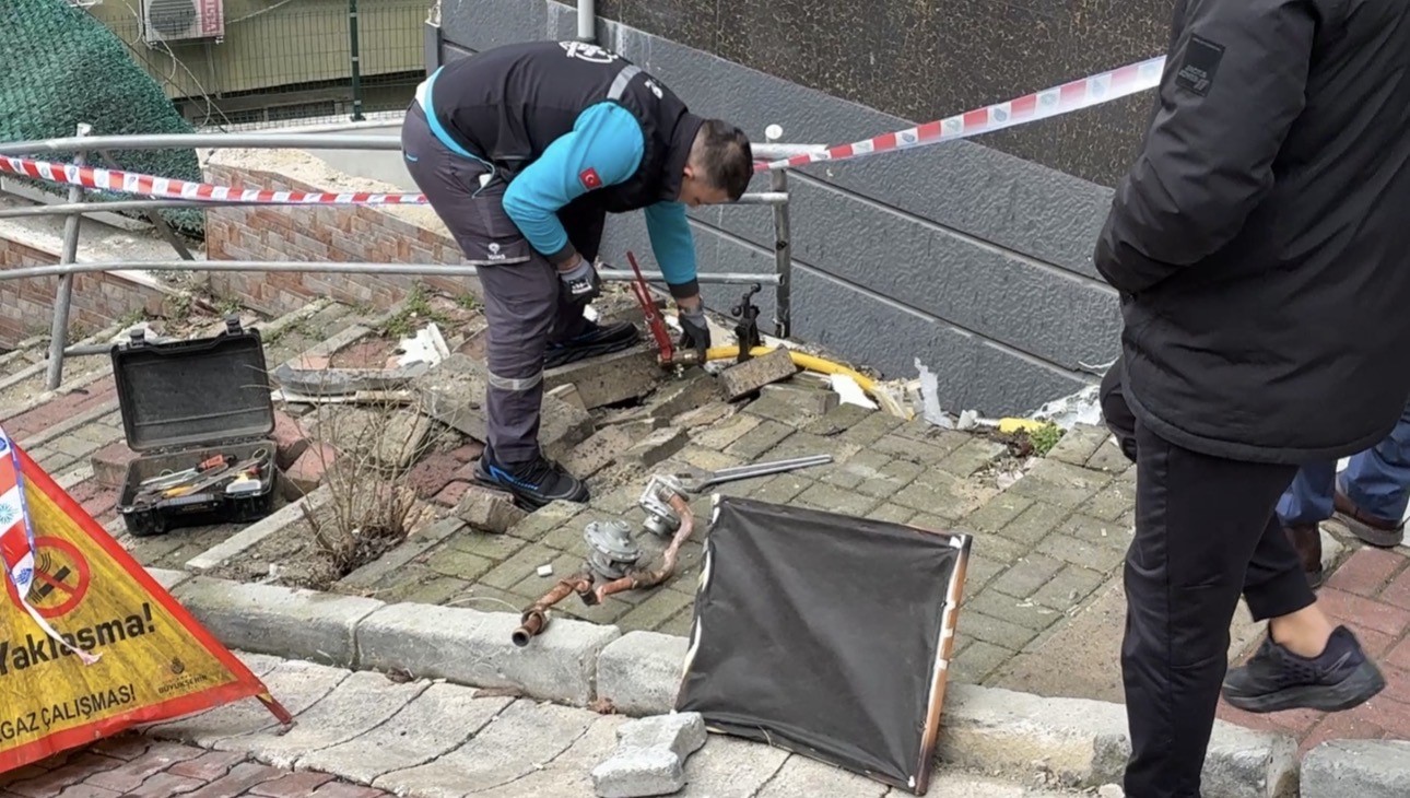 Kağıthane’de faciadan dönüldü: Doğal gaz kutusuna çarpan otomobil takla attı 5 kagithanede faciadan donuldu dogal gaz kutusuna carpan otomobil takla atti 1 Fgl3Jiui