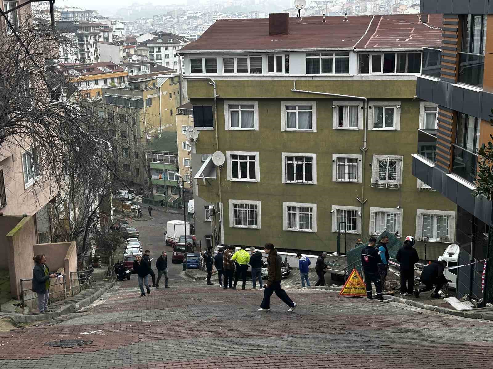 Kağıthane’de faciadan dönüldü: Doğal gaz kutusuna çarpan otomobil takla attı 7 kagithanede faciadan donuldu dogal gaz kutusuna carpan otomobil takla atti 3 PIIUJFOb