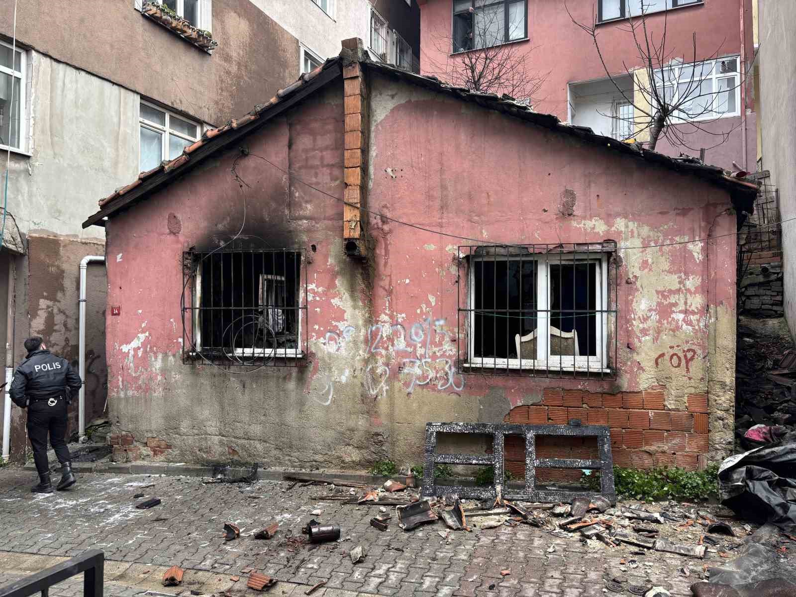 kagithanede gecekondu alevlere teslim oldu 1 olu 0