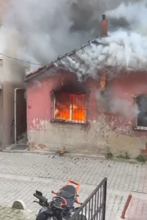 kagithanede gecekondu alevlere teslim oldu 1 olu 1 rIs1f36T