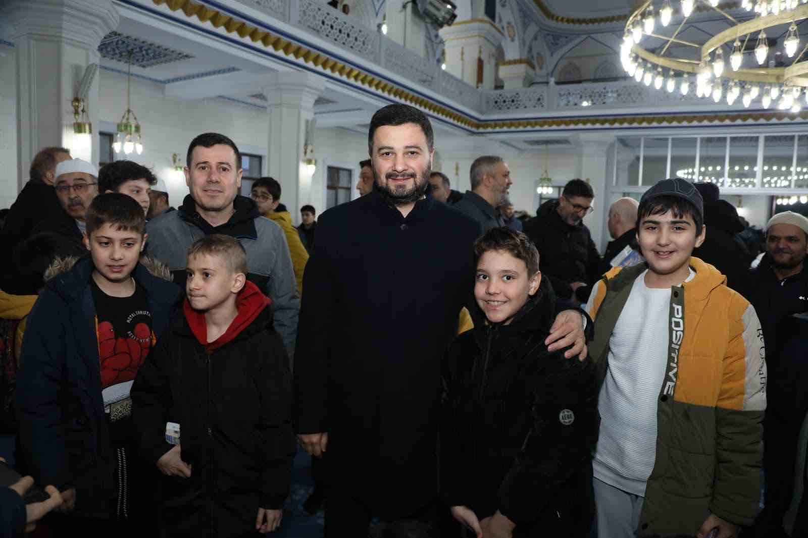 kagithanede genclik uyaniyor duada bulusuyor projesi ile camiye gelen cocuklara odul dagitildi 2 RlagU5pp