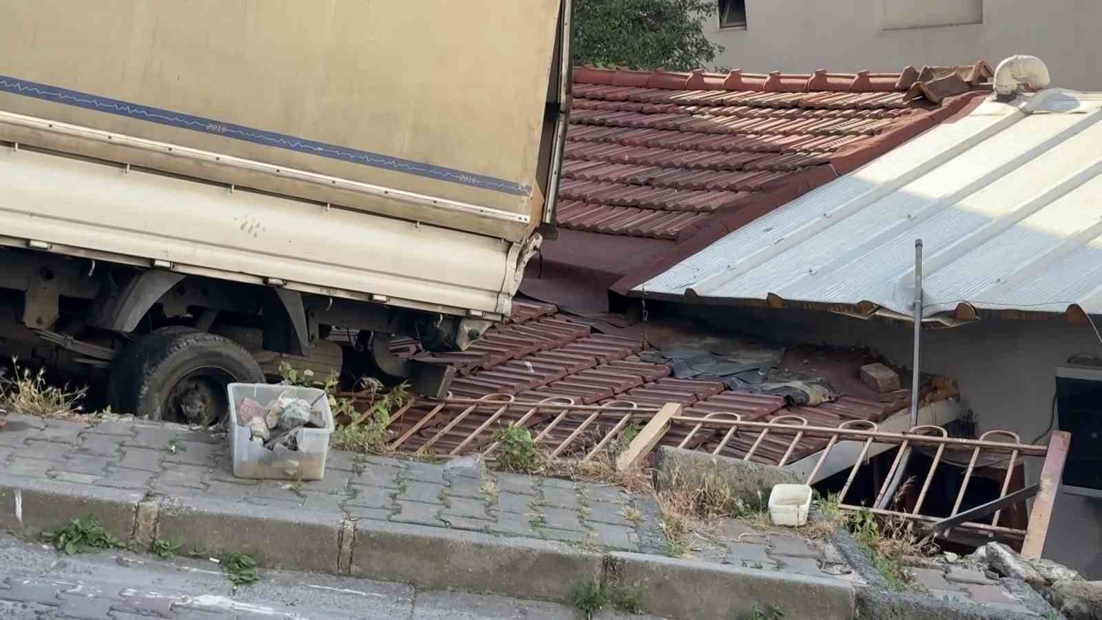 kagithanede geri kayan kamyonet evin catisina dustu 1 QenC3ks8