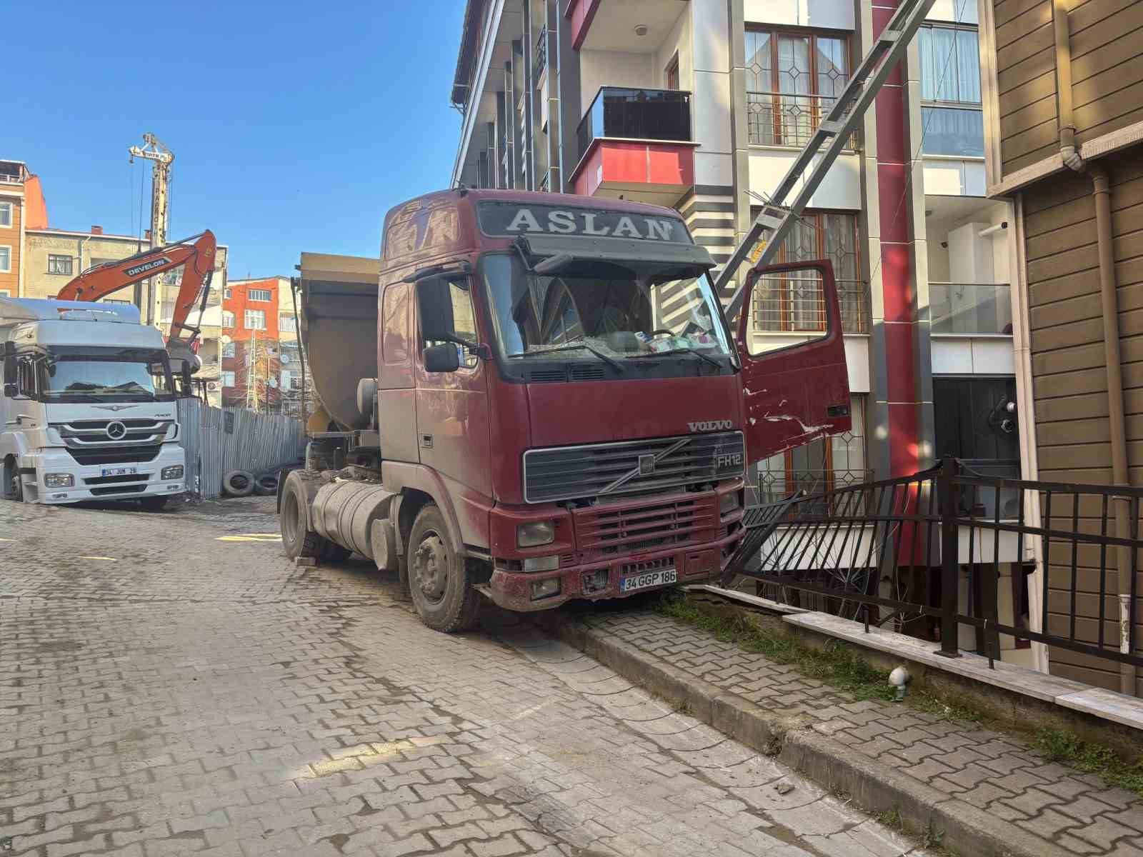 Kağıthane’de inanılmaz kaza: El frenini çekmeyi unuttuğu hafriyat kamyonunu durdurmaya çalışırken aşağı düştü 5 kagithanede inanilmaz kaza el frenini cekmeyi unuttugu hafriyat kamyonunu durdurmaya calisirken asagi dustu 1