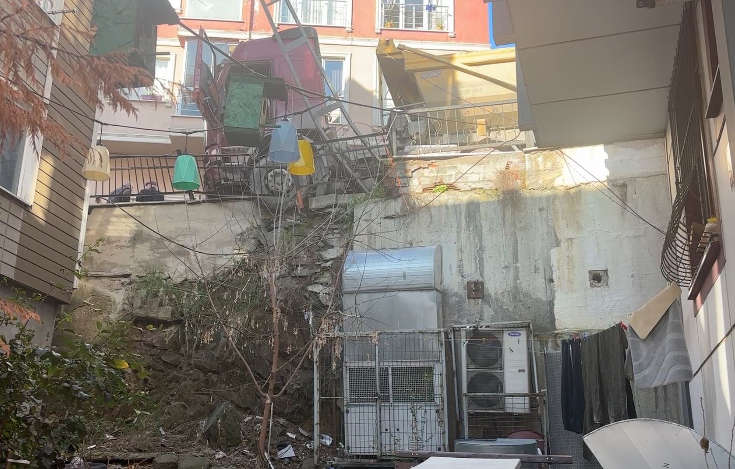 Kağıthane’de inanılmaz kaza: El frenini çekmeyi unuttuğu hafriyat kamyonunu durdurmaya çalışırken aşağı düştü 6 kagithanede inanilmaz kaza el frenini cekmeyi unuttugu hafriyat kamyonunu durdurmaya calisirken asagi dustu 2