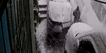 kagithanede-inanilmaz-kurtulus-kamerada-iki-aracin-arasinda-kalmaktan-son-anda-kurtuldu-ymuqhanZ.jpg
