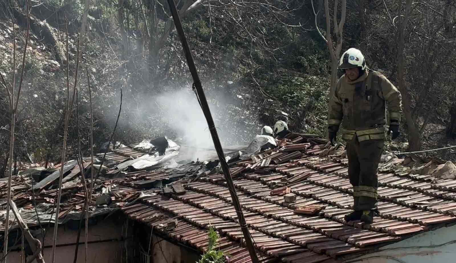 kagithanede korkutan gecekondu yangini evi yanan kadini mahalleli teselli etti 0 D9ueURf6