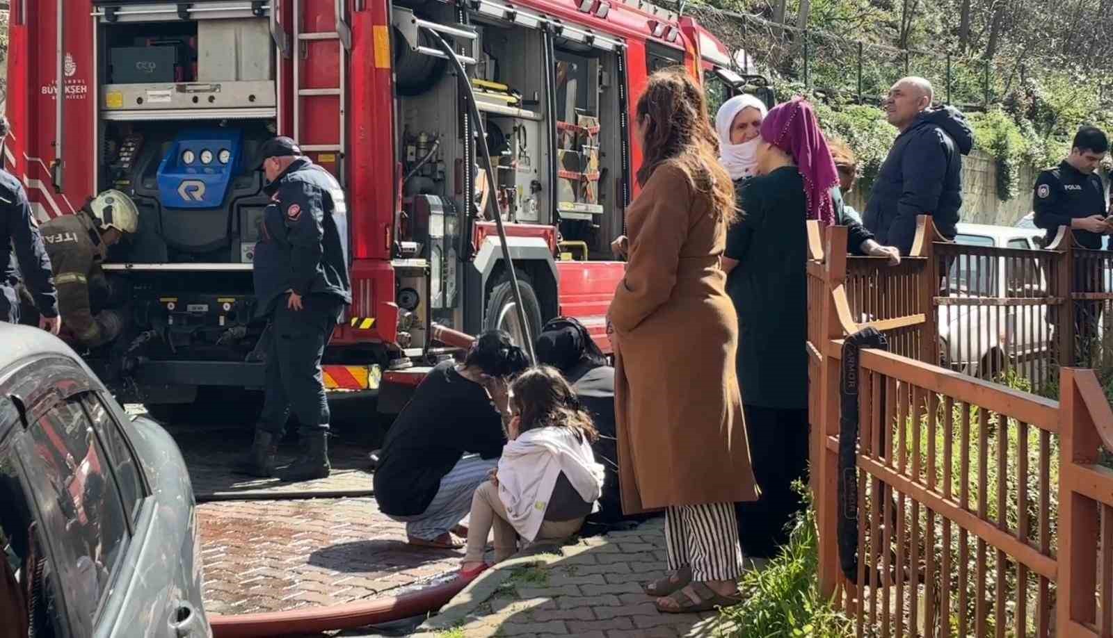 kagithanede korkutan gecekondu yangini evi yanan kadini mahalleli teselli etti 1 9Z3RyP3r