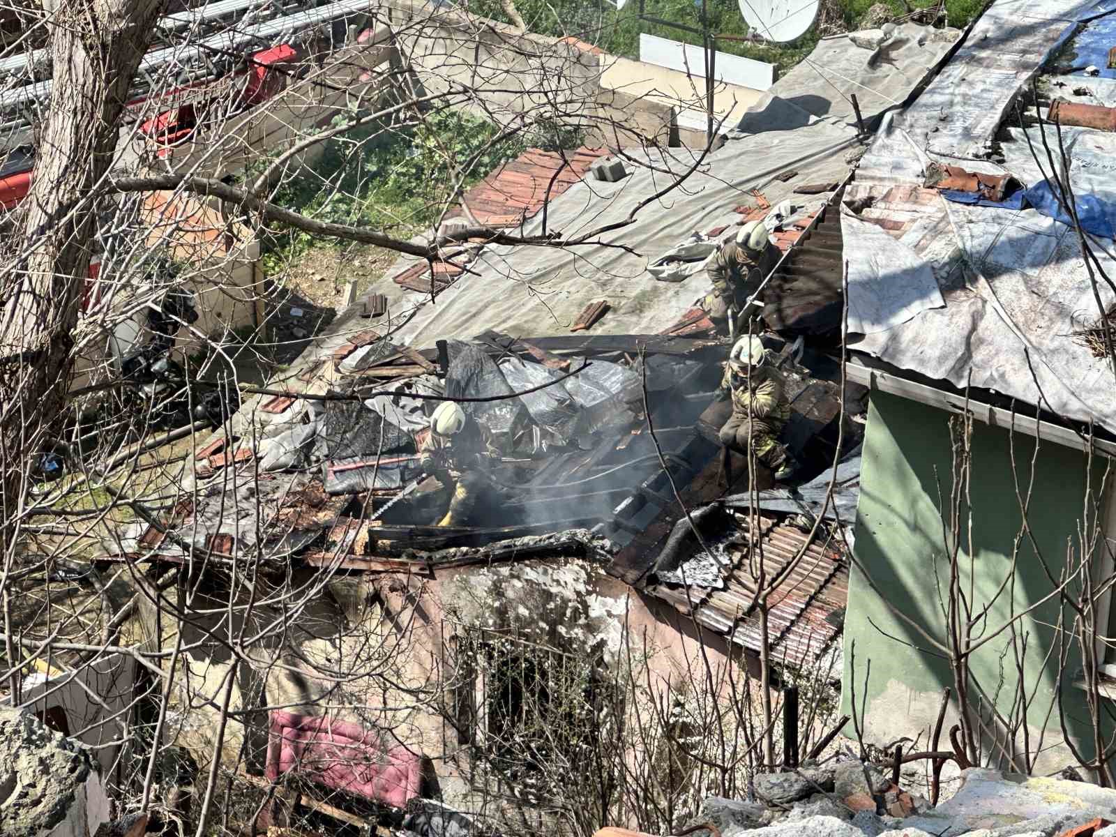 kagithanede korkutan gecekondu yangini evi yanan kadini mahalleli teselli etti 2