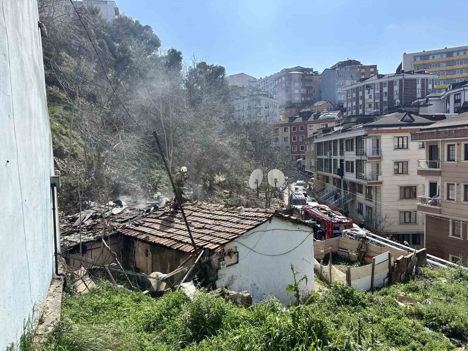 kagithanede korkutan gecekondu yangini evi yanan kadini mahalleli teselli etti 3 tBvBtNRi