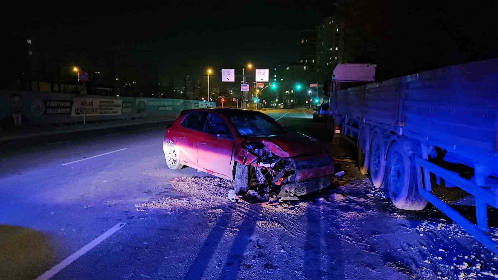 kagithanede makas atan surucu park halindeki tira carpti 2 yarali 1 YVKpi2Cd