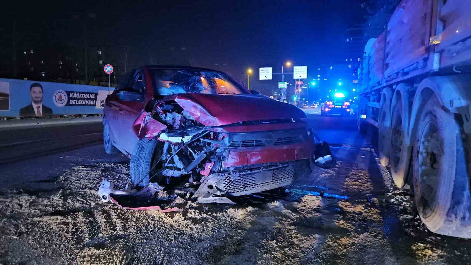 kagithanede makas atan surucu park halindeki tira carpti 2 yarali 2 8KkKptfg