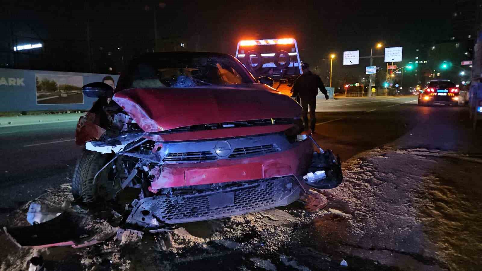 kagithanede makas atan surucu park halindeki tira carpti 2 yarali 4 RIQsd6Sj