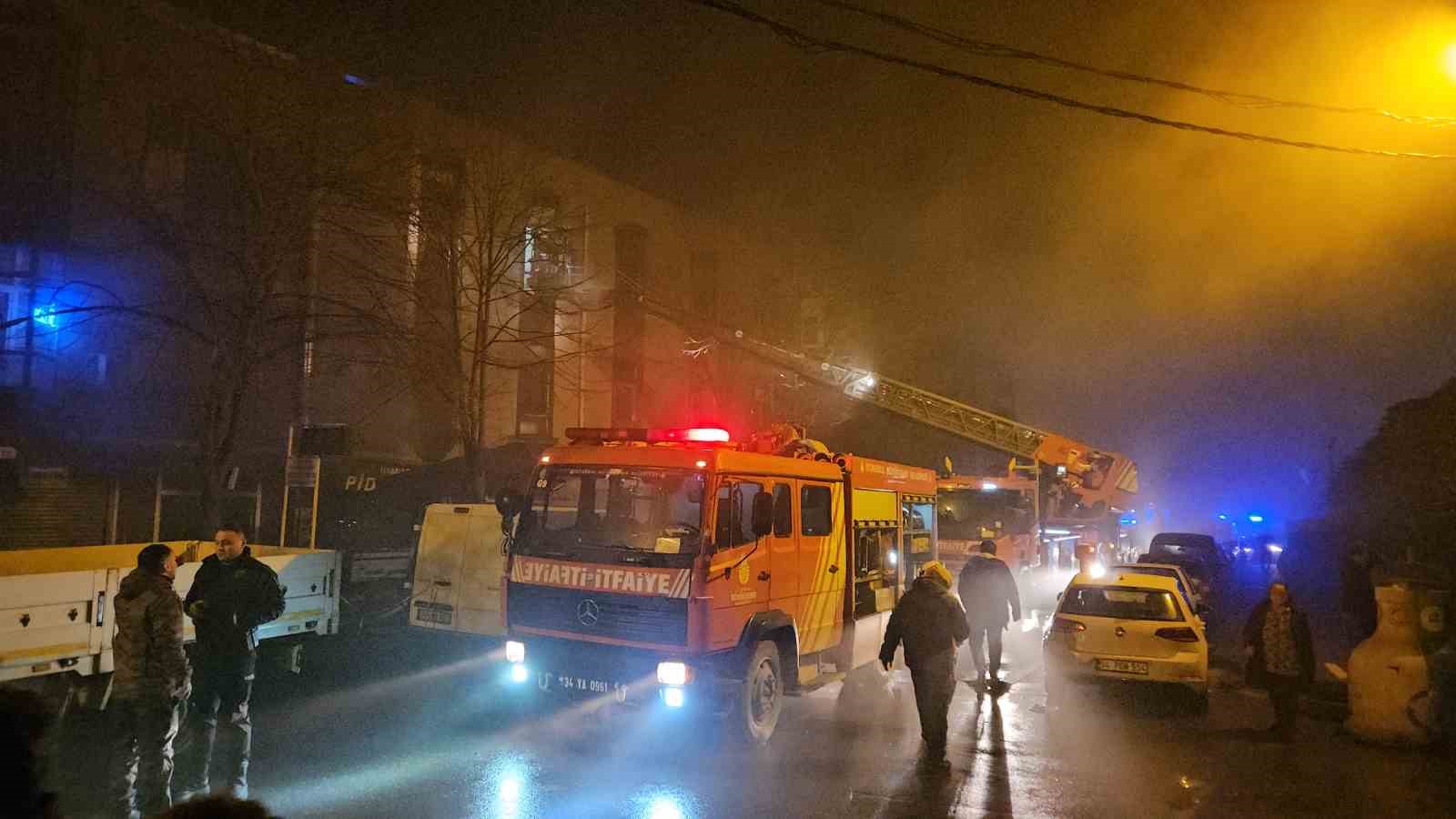 Kağıthane’de marangozhanede korkutan yangın: 11 kişi ve 1 yavru köpek kurtarıldı 7 kagithanede marangozhanede korkutan yangin 11 kisi ve 1 yavru kopek kurtarildi 3
