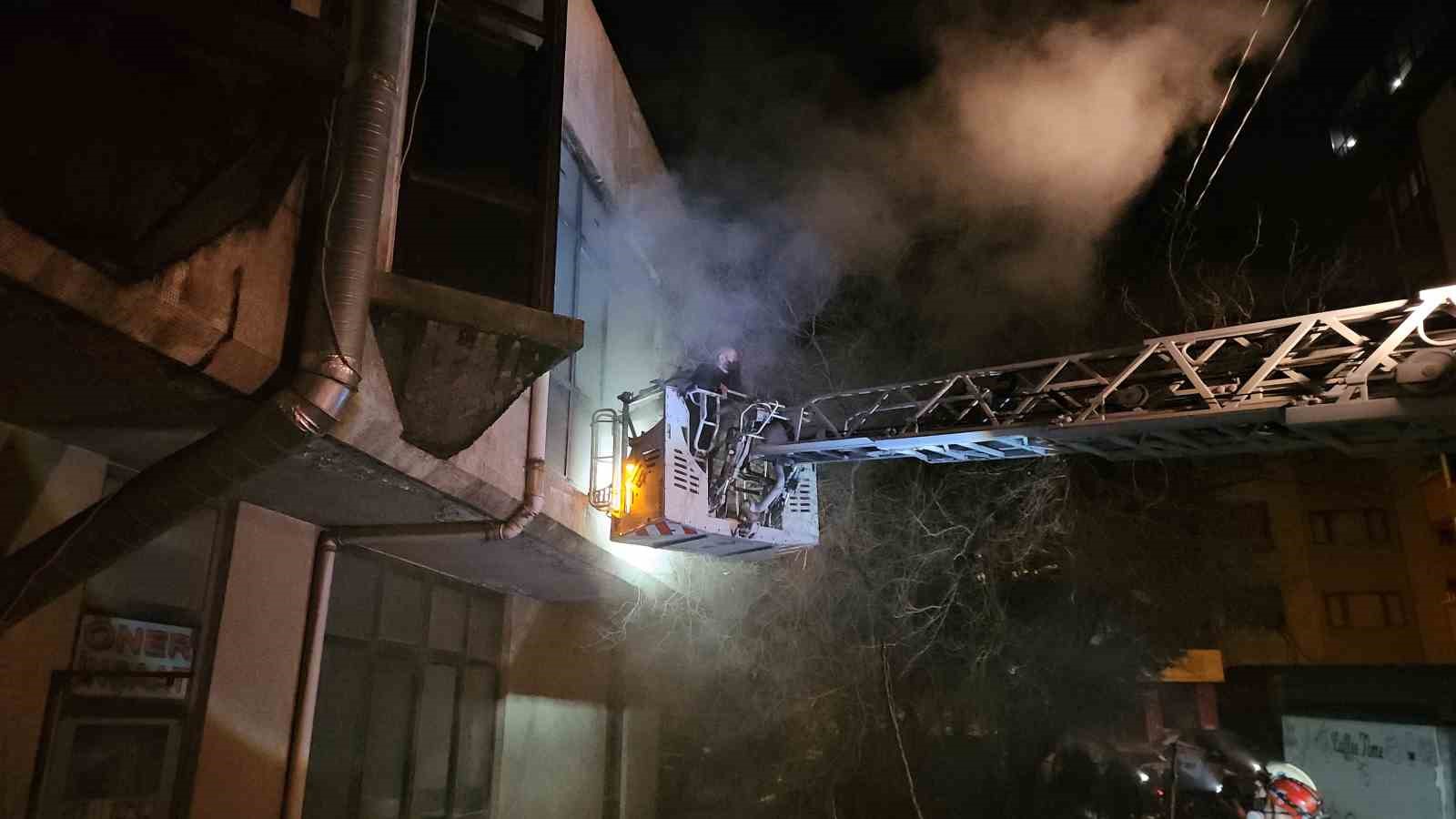 Kağıthane’de marangozhanede korkutan yangın: 11 kişi ve 1 yavru köpek kurtarıldı 11 kagithanede marangozhanede korkutan yangin 11 kisi ve 1 yavru kopek kurtarildi 7 DEj5fN9c