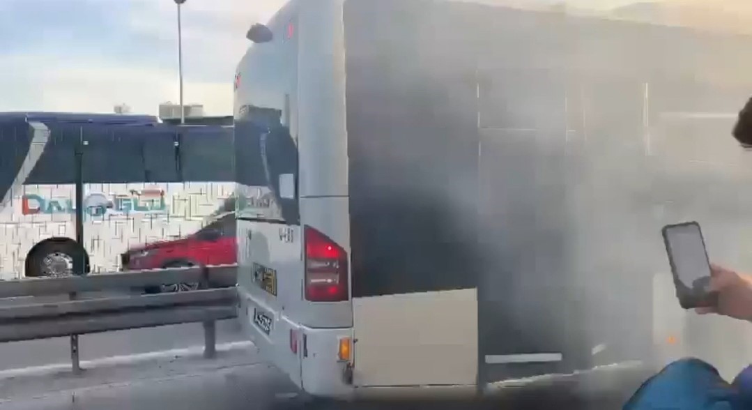 kagithanede metrobuste yangin cikti 0 JwQUCAZ7