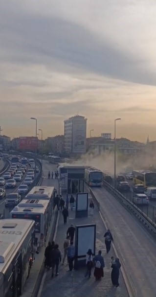 kagithanede metrobuste yangin cikti 1 ISlCqyOO