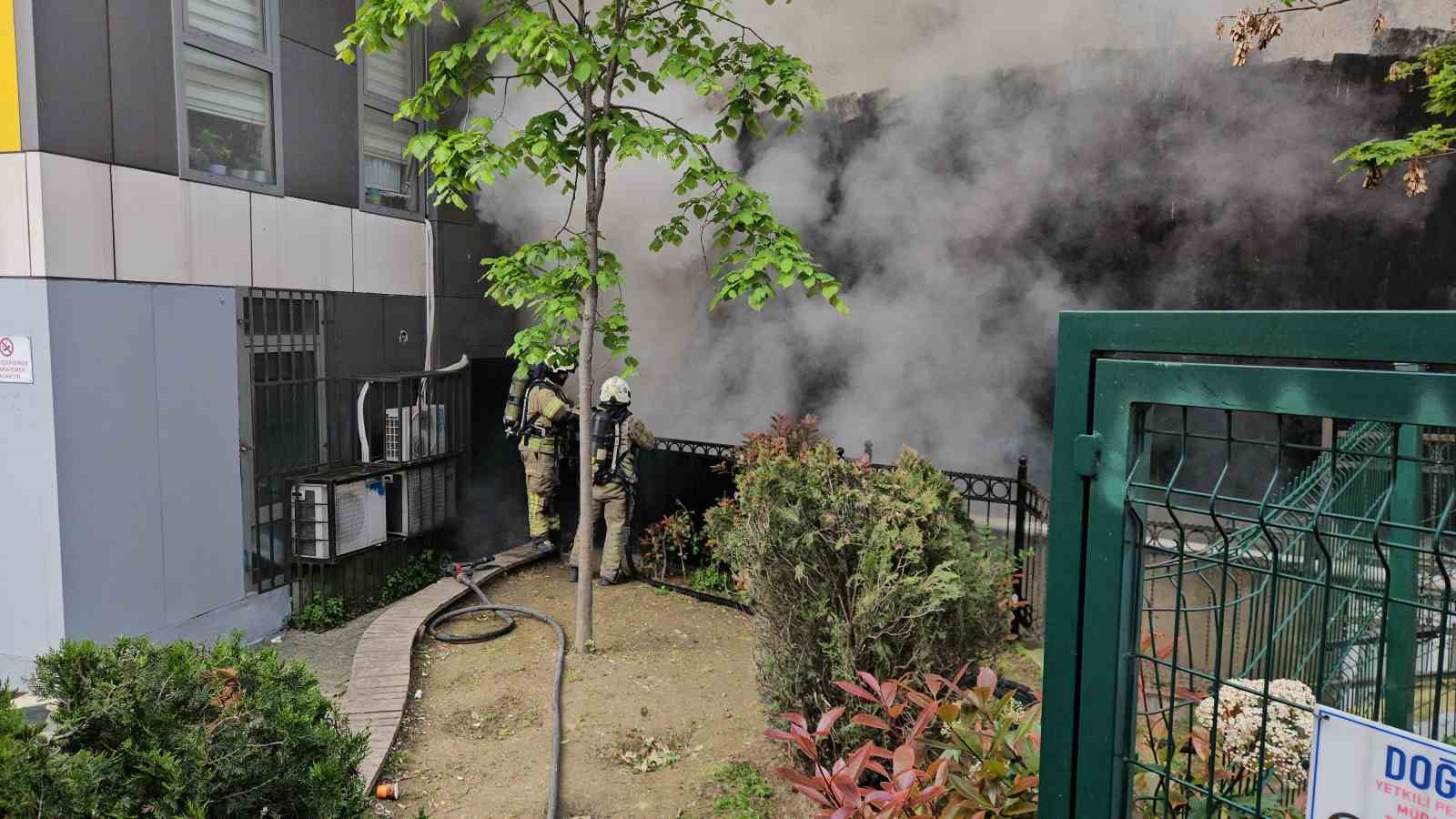 Kağıthane’de metruk binada başlayan yangın yanındaki binaya sirayet etti: 1 yaralı 4 kagithanede metruk binada baslayan yangin yanindaki binaya sirayet etti 1 yarali 0 4DtfssF2