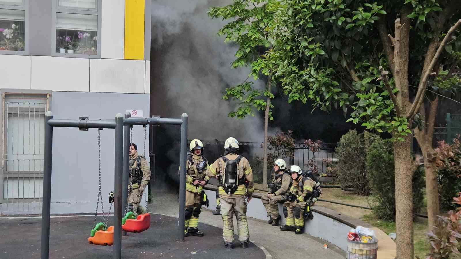 Kağıthane’de metruk binada başlayan yangın yanındaki binaya sirayet etti: 1 yaralı 5 kagithanede metruk binada baslayan yangin yanindaki binaya sirayet etti 1 yarali 1 vqhRTgWn