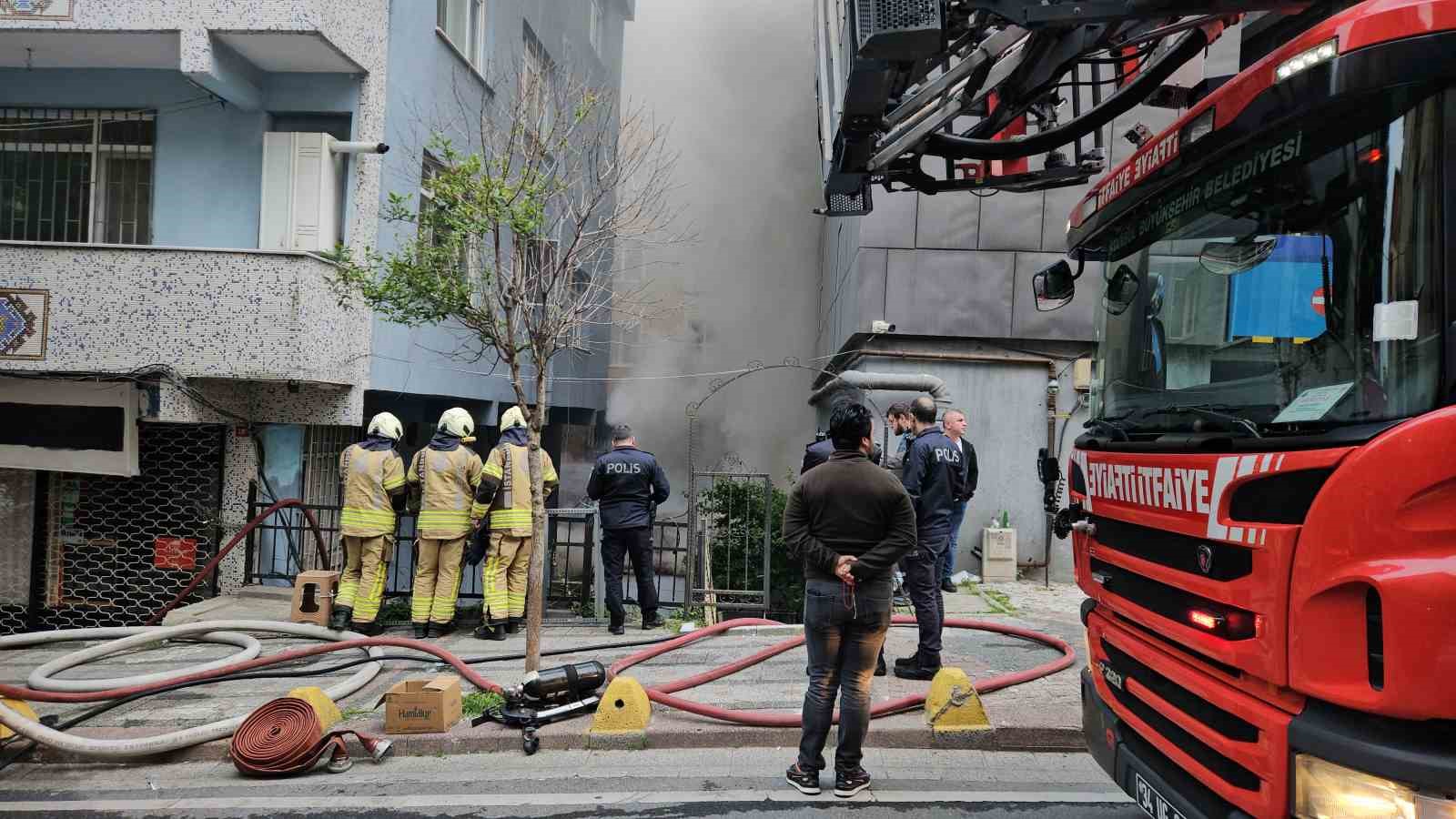 Kağıthane’de metruk binada başlayan yangın yanındaki binaya sirayet etti: 1 yaralı 6 kagithanede metruk binada baslayan yangin yanindaki binaya sirayet etti 1 yarali 2 KR7r98ac