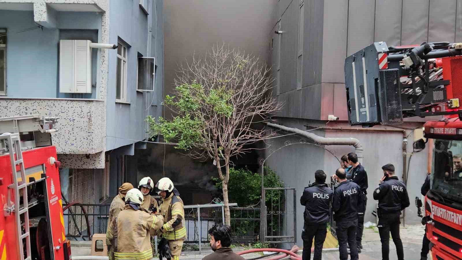 Kağıthane’de metruk binada başlayan yangın yanındaki binaya sirayet etti: 1 yaralı 8 kagithanede metruk binada baslayan yangin yanindaki binaya sirayet etti 1 yarali 4 QtM9qqkW