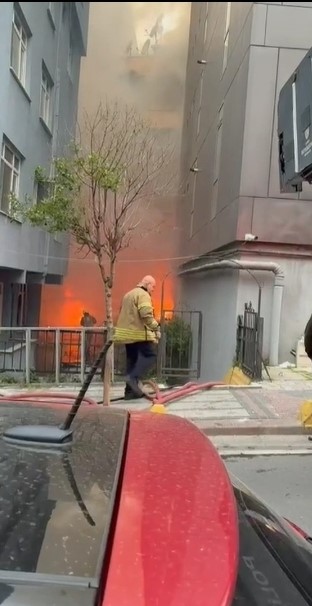 Kağıthane’de metruk binada başlayan yangın yanındaki binaya sirayet etti: 1 yaralı 9 kagithanede metruk binada baslayan yangin yanindaki binaya sirayet etti 1 yarali 5 4Cp1Ot7t