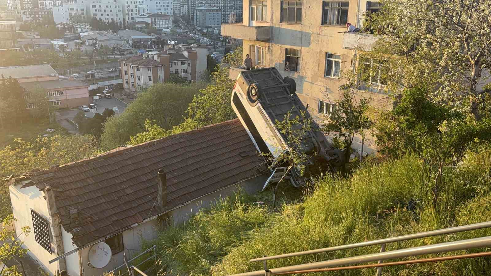 kagithanede servis araci gecekondunun catisina uctu 1 yarali 0 NPH1YZhq