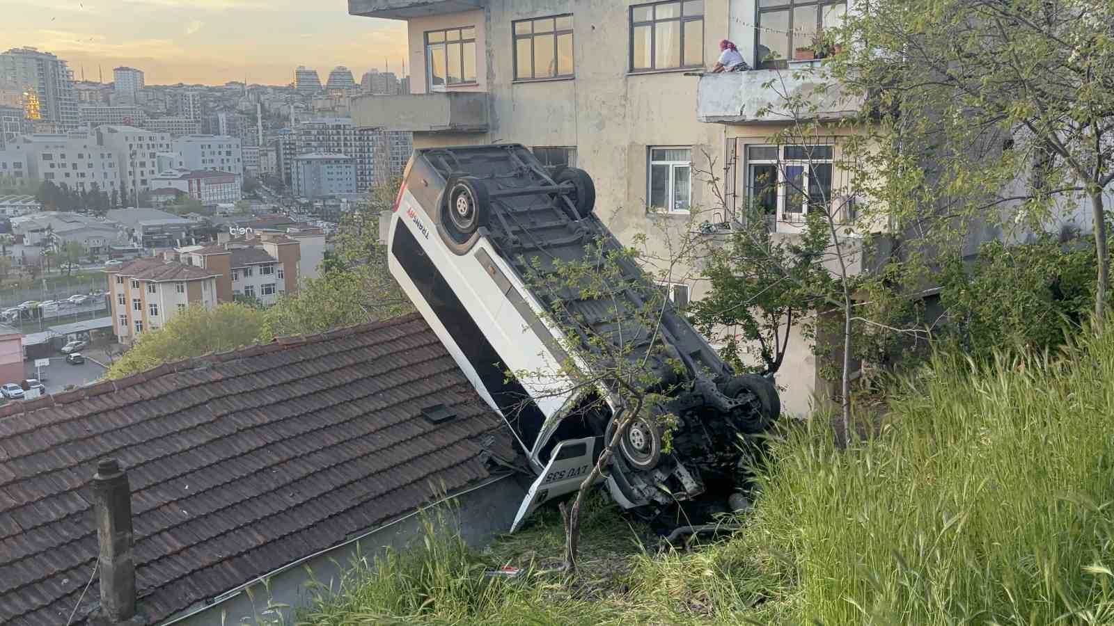 kagithanede servis araci gecekondunun catisina uctu 1 yarali 1 nGKU6cJK