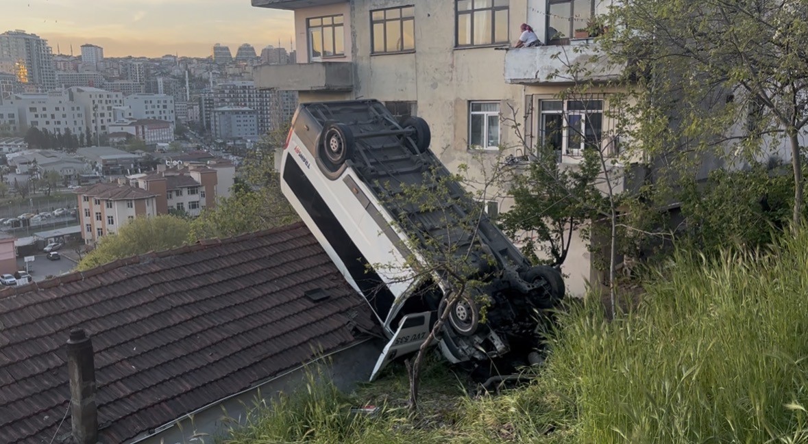 kagithanede servis araci gecekondunun catisina uctu 1 yarali 3 Bd7hcVGL