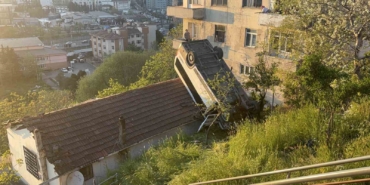 kagithanede-servis-araci-gecekondunun-catisina-uctu-1-yarali-yOLwKpz3.jpg