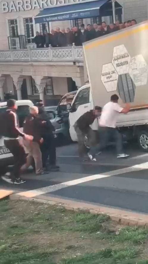 Kağıthane’de yol verme tartışması bıçaklı kavgaya dönüştü: O anlar kamerada 4 kagithanede yol verme tartismasi bicakli kavgaya donustu o anlar kamerada 0 lIlstAOO