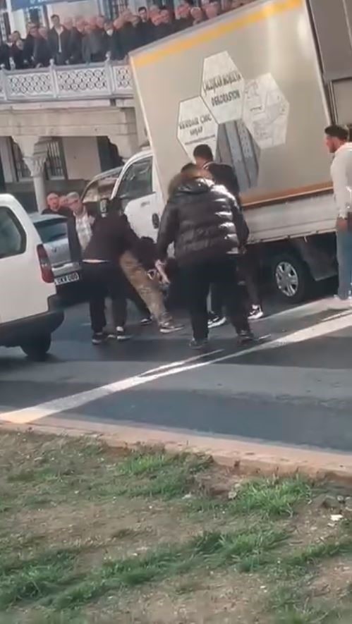 Kağıthane’de yol verme tartışması bıçaklı kavgaya dönüştü: O anlar kamerada 5 kagithanede yol verme tartismasi bicakli kavgaya donustu o anlar kamerada 1 aEuX6RDC