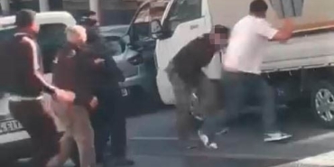 kagithanede-yol-verme-tartismasi-bicakli-kavgaya-donustu-o-anlar-kamerada-NM7qsUD1.jpg