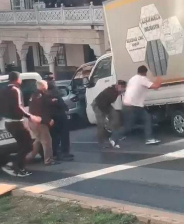 kagithanede-yol-verme-tartismasi-bicakli-kavgaya-donustu-o-anlar-kamerada-NM7qsUD1.jpg